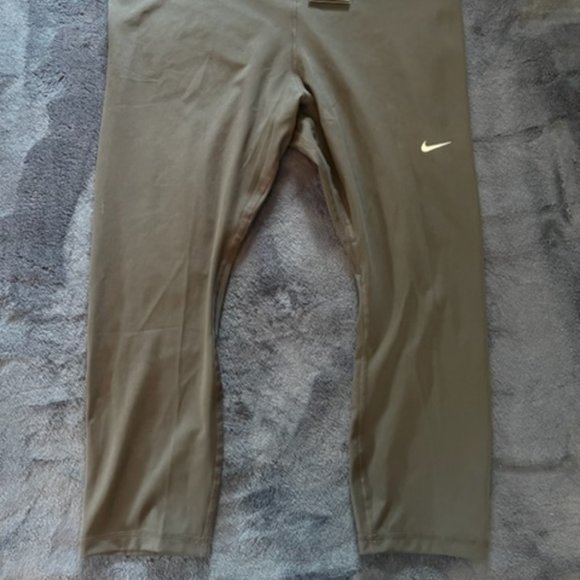 Nike, Capri Leggings - Picture 2 of 3